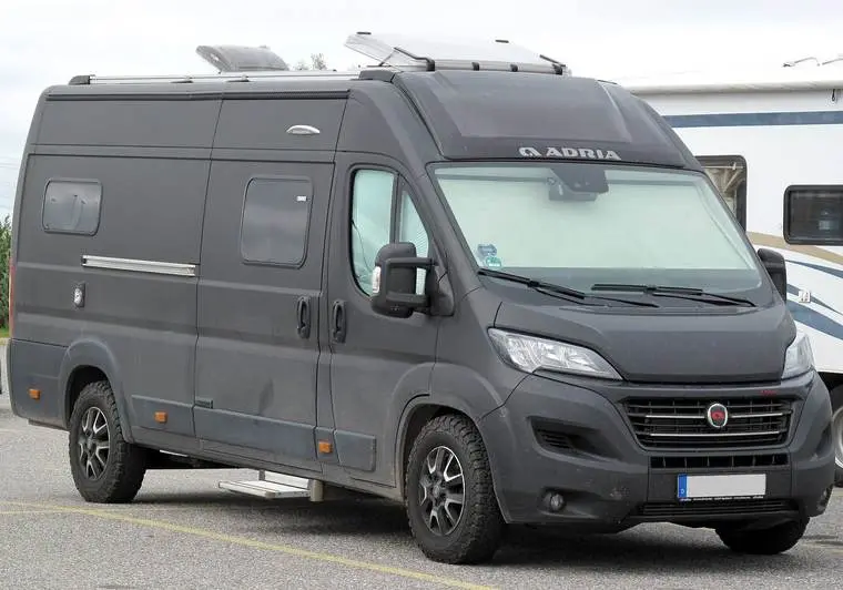 Fekete Adria Twin kempingbusz